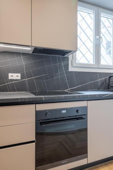 Urban Elegance In Kolonaki Apartment Athena Bagian luar foto