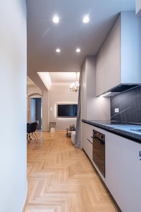 Urban Elegance In Kolonaki Apartment Athena Bagian luar foto