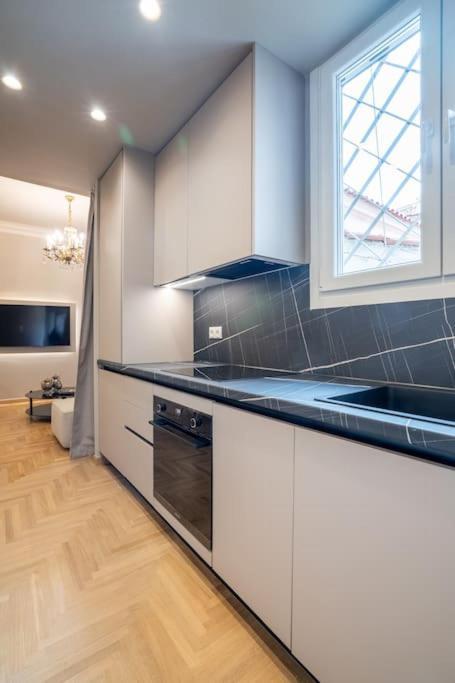 Urban Elegance In Kolonaki Apartment Athena Bagian luar foto