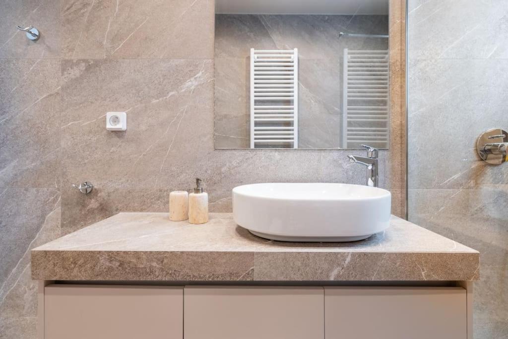 Urban Elegance In Kolonaki Apartment Athena Bagian luar foto